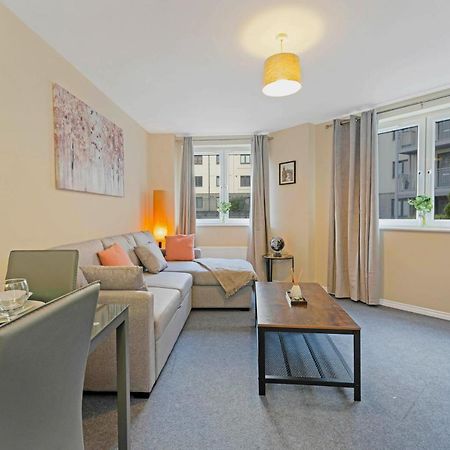 Modern & Spacious 2 Bedroom Serviced Apartment Next To Lochend Park - Private Underground Parking & Lift Available - Close To Edinburgh City Centre المظهر الخارجي الصورة