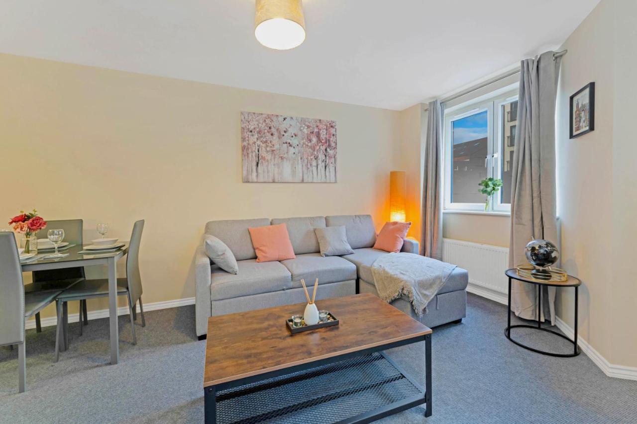 Modern & Spacious 2 Bedroom Serviced Apartment Next To Lochend Park - Private Underground Parking & Lift Available - Close To Edinburgh City Centre المظهر الخارجي الصورة