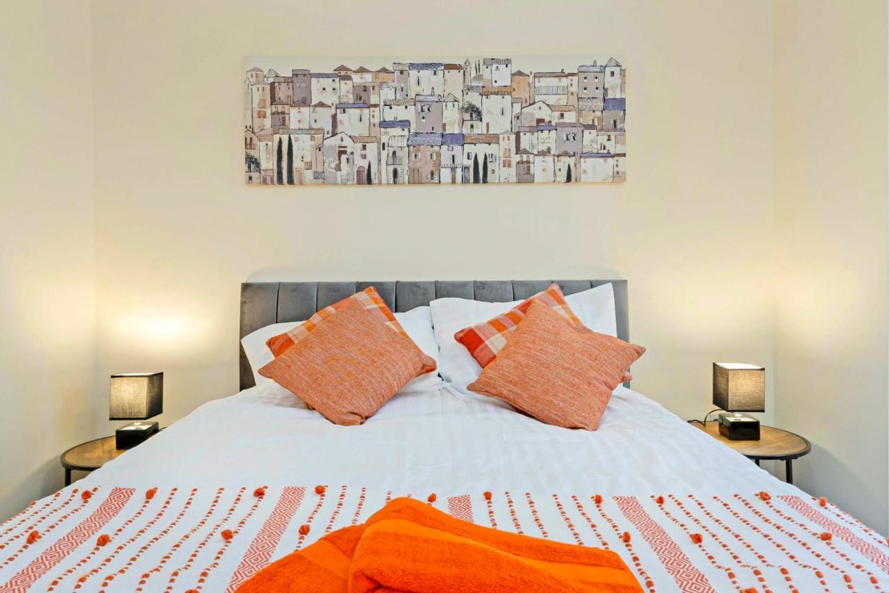 Modern & Spacious 2 Bedroom Serviced Apartment Next To Lochend Park - Private Underground Parking & Lift Available - Close To Edinburgh City Centre المظهر الخارجي الصورة