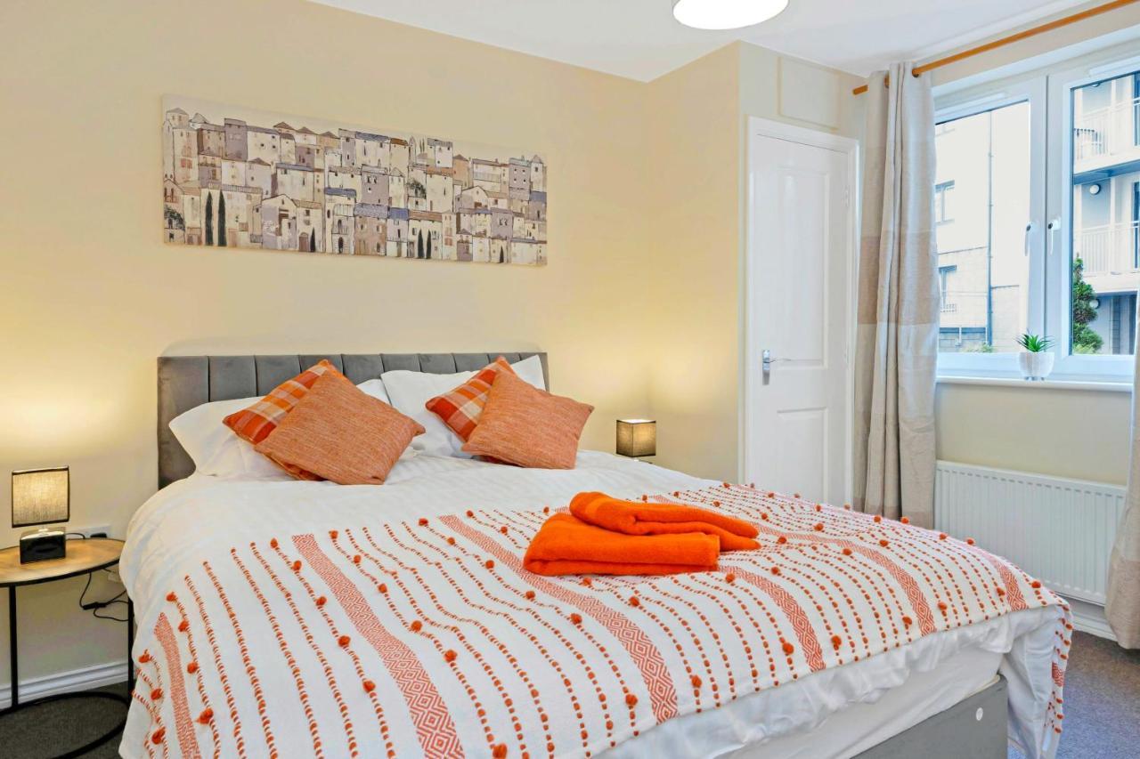 Modern & Spacious 2 Bedroom Serviced Apartment Next To Lochend Park - Private Underground Parking & Lift Available - Close To Edinburgh City Centre المظهر الخارجي الصورة