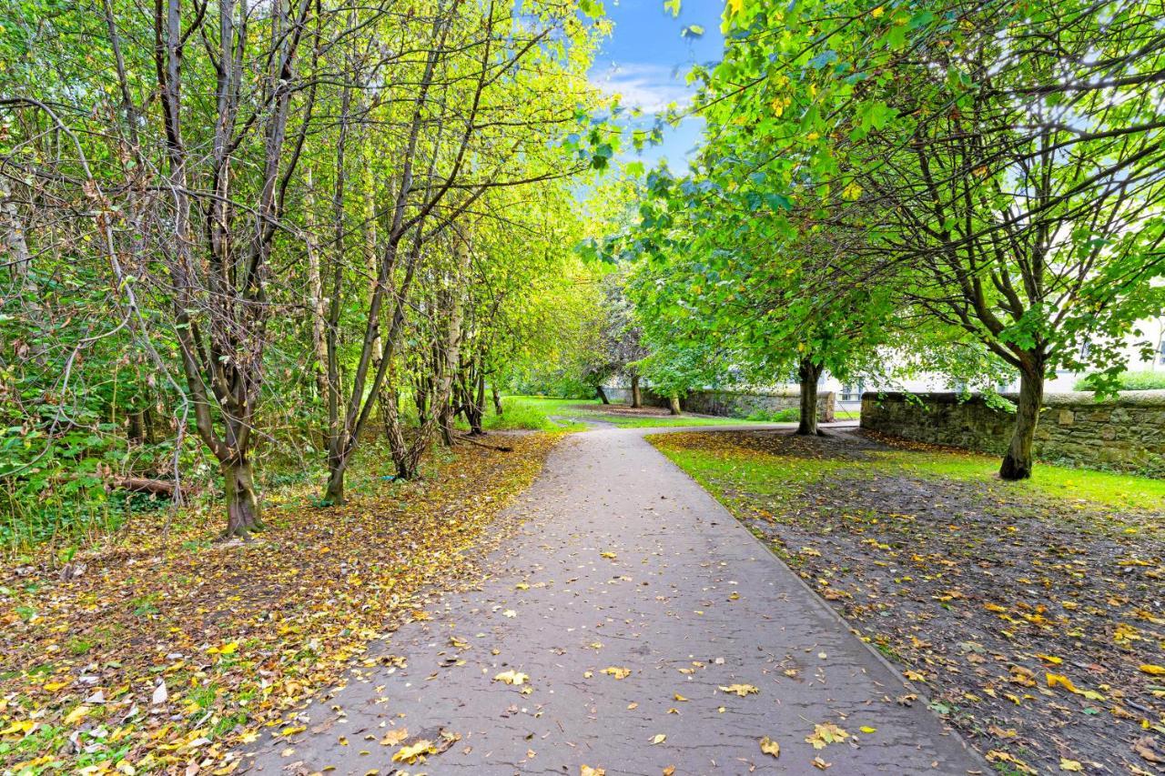 Modern & Spacious 2 Bedroom Serviced Apartment Next To Lochend Park - Private Underground Parking & Lift Available - Close To Edinburgh City Centre المظهر الخارجي الصورة